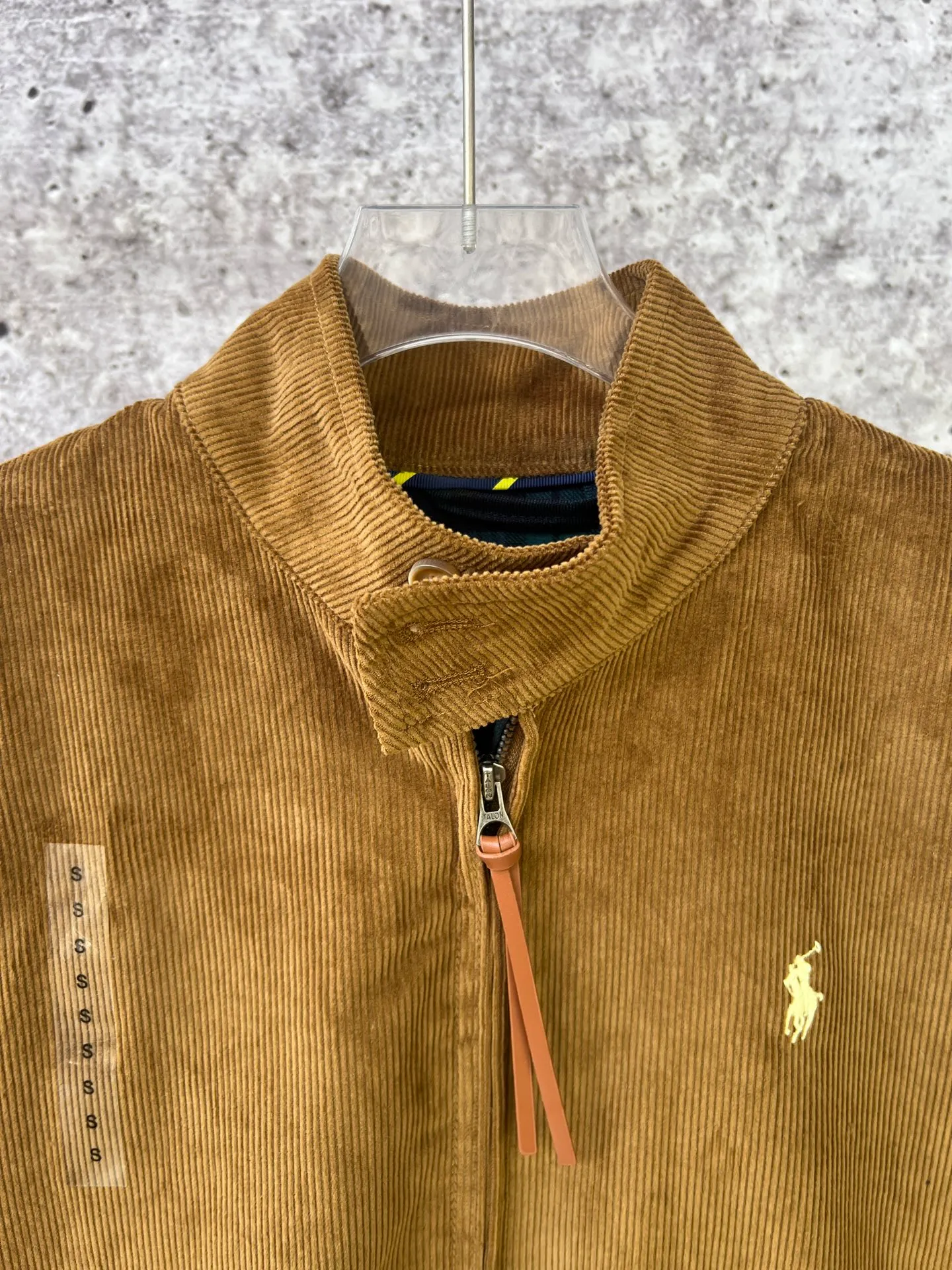 P330 Ralph Lauren autumn old-money style unisex Harrington corduroy jacket. The upper body of major celebrities and Internet celebrities is the same. The short and wide version of the corduroy fabric upper body is soft and comfortable. The inner plaid fabric is made of customized rental accessories and fine workmanship.